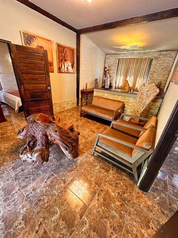 Familjevilla - balkong - utsikt mot trädgården | Mörkläggningsgardiner, strykjärn/strykbräda, gratis wi-fi och sängkläder