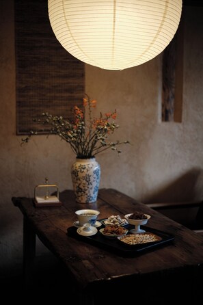 بوفيه فطور مجانًا يوميًا