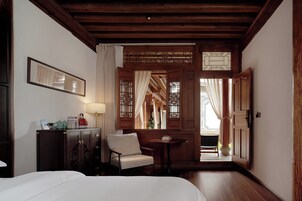 Superior Twin Room, Courtyard View | Living area