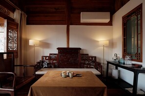 Suíte conforto, vista para a colina | Sala de estar