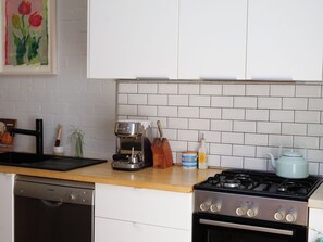 Microwave, oven, stovetop, dishwasher - Beautiful cottage in the heart of Camperdown! (Camperdown)