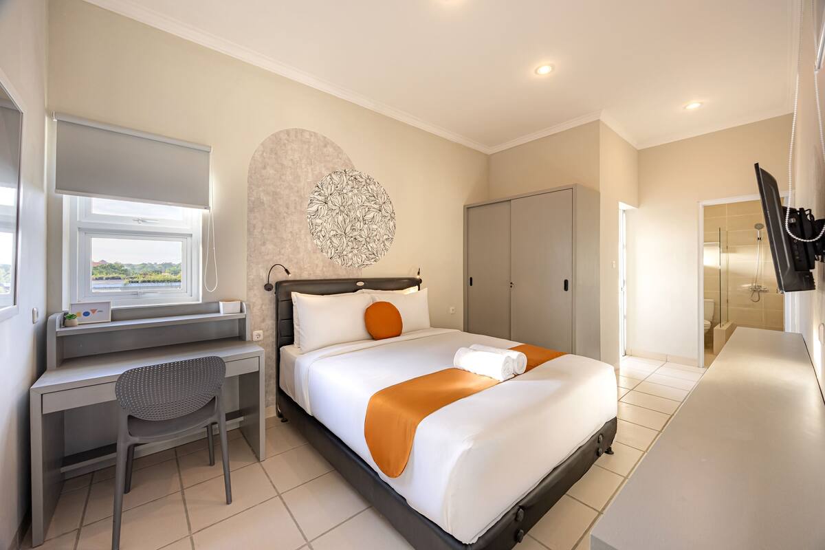 Premium Room, 1 Queen Bed | WiFi (free), bed sheets