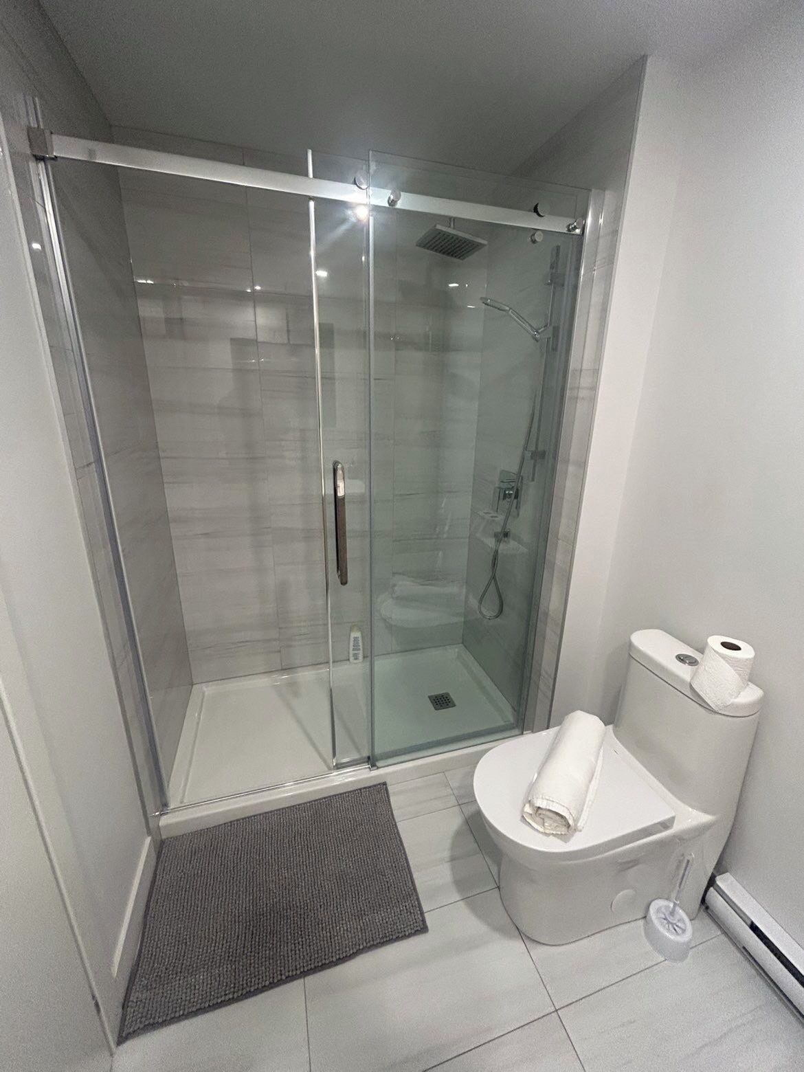 Douche, serviettes fournies, savon, papier toilette