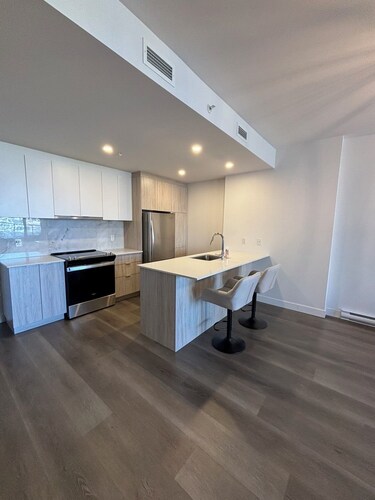 Beautiful 3 1/2 apartment offering a bright open-concept living space.