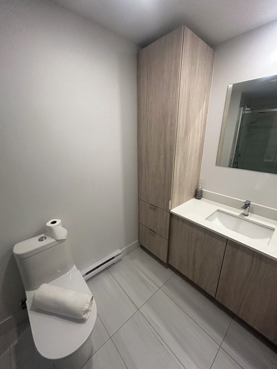 Douche, serviettes fournies, savon, papier toilette