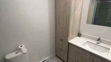 Douche, serviettes fournies, savon, papier toilette