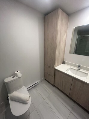 Dusche, Handtücher, Seife, Toilettenpapier