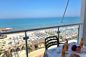Outdoor dining - Beachfront & Sea View Apartment 101, Durres, Albania (Durres)