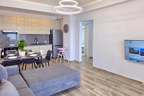 Eine moderne Wohnung mit Essbereich, Küche und Wohnzimmer.