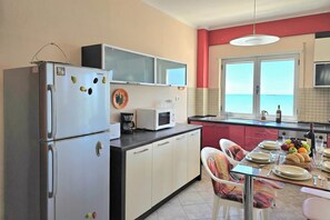 Réfrigérateur, four à micro-ondes, un four, surface de cuisson