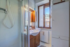 Shower, bidet, towels - Le Fontane With View Lake, Gardone Riviera, Italy (Gardone Riviera)