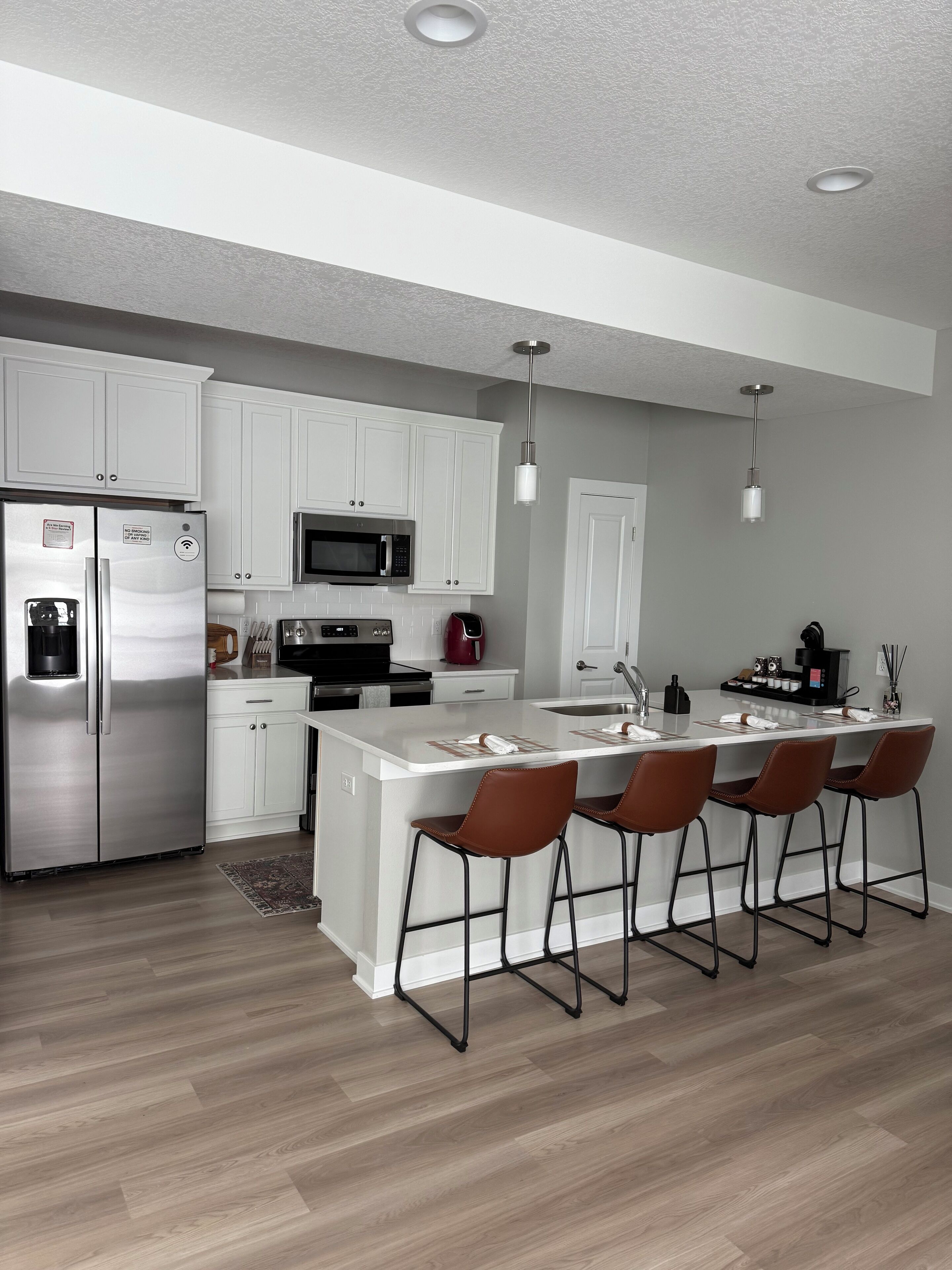 Réfrigérateur, four à micro-ondes, un four, surface de cuisson