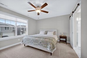 3 bedrooms, desk, iron/ironing board, free WiFi - New, spacious, 3 bedroom 2.5 bath townhome in a peaceful Urbandale, IA! (Urbandale)