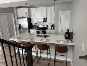 Geladeira, micro-ondas, fogão, cooktop