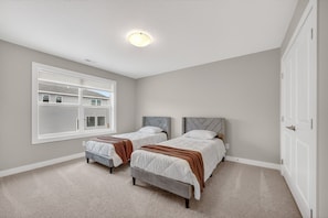 3 bedrooms, desk, iron/ironing board, free WiFi