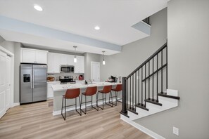 Geladeira, micro-ondas, fogão, cooktop