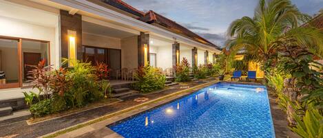 Una piscina al aire libre