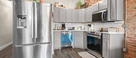 Réfrigérateur, four à micro-ondes, un four, surface de cuisson