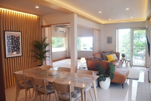 Enjoy a comfortable resort vacation in a villa with Jacuzzi and sauna and sea view!