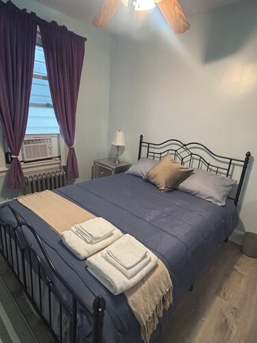 Cozy 1 Bedroom in Richmond Hill Queens NY, hosted by owner, Roma 