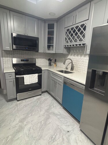 2-bedroom apartment in charming Richmond Hill with AC, none smoking, no pets