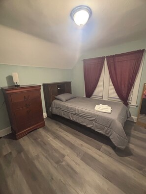 1 habitación, tabla de planchar con plancha, wifi y ropa de cama 