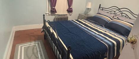 2 habitaciones, escritorio y tabla de planchar con plancha