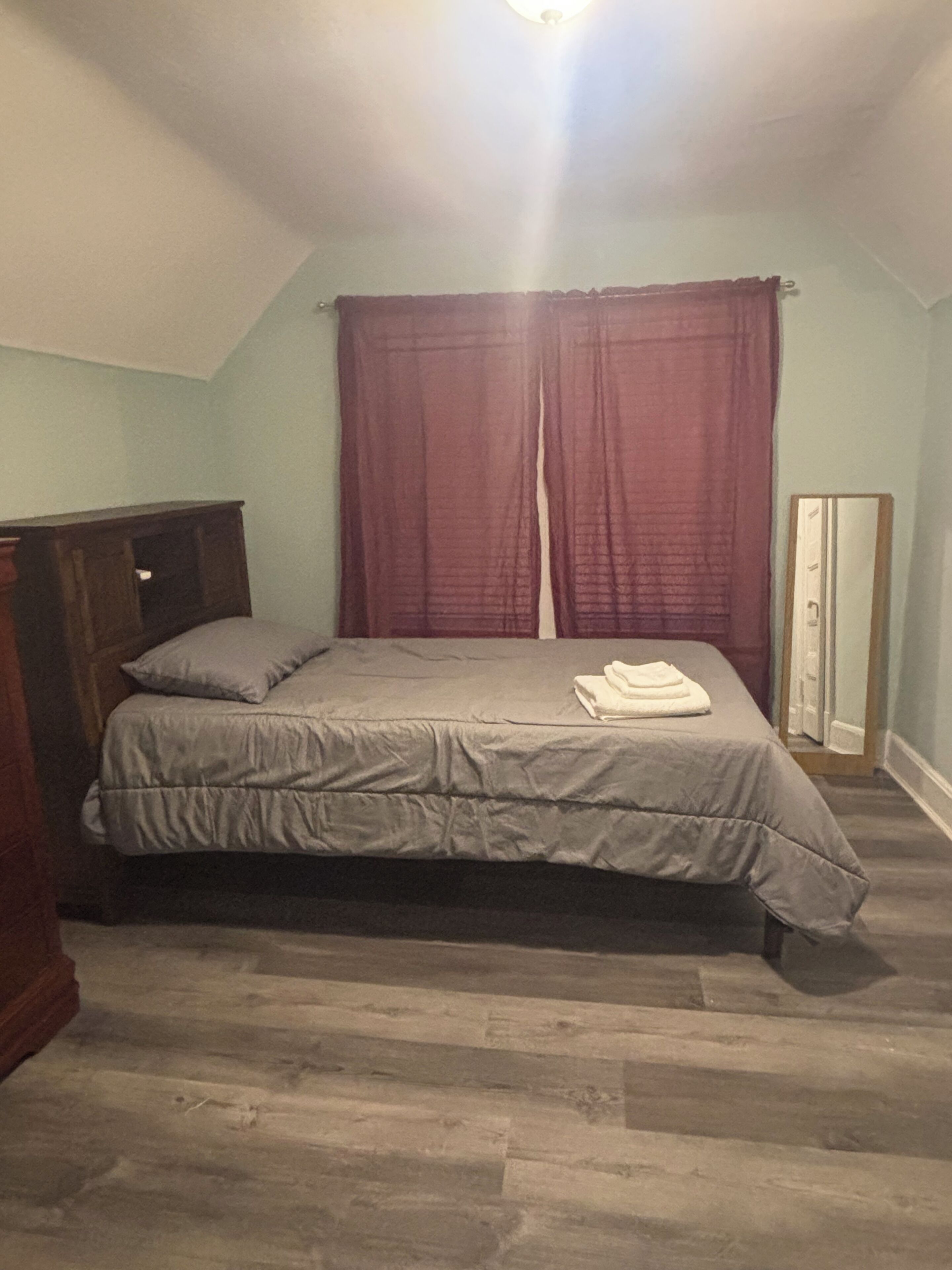 1 habitación, tabla de planchar con plancha, cuna de viaje y wifi 