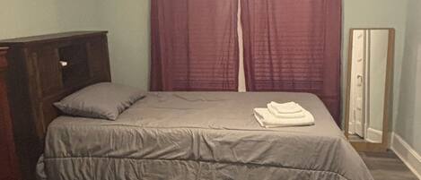 1 habitación, tabla de planchar con plancha, cuna de viaje y wifi