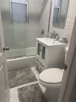 Towels, soap, shampoo, toilet paper - Cozy 1 Bedroom space in Richmond Hill Queens NY  (Richmond Hill)