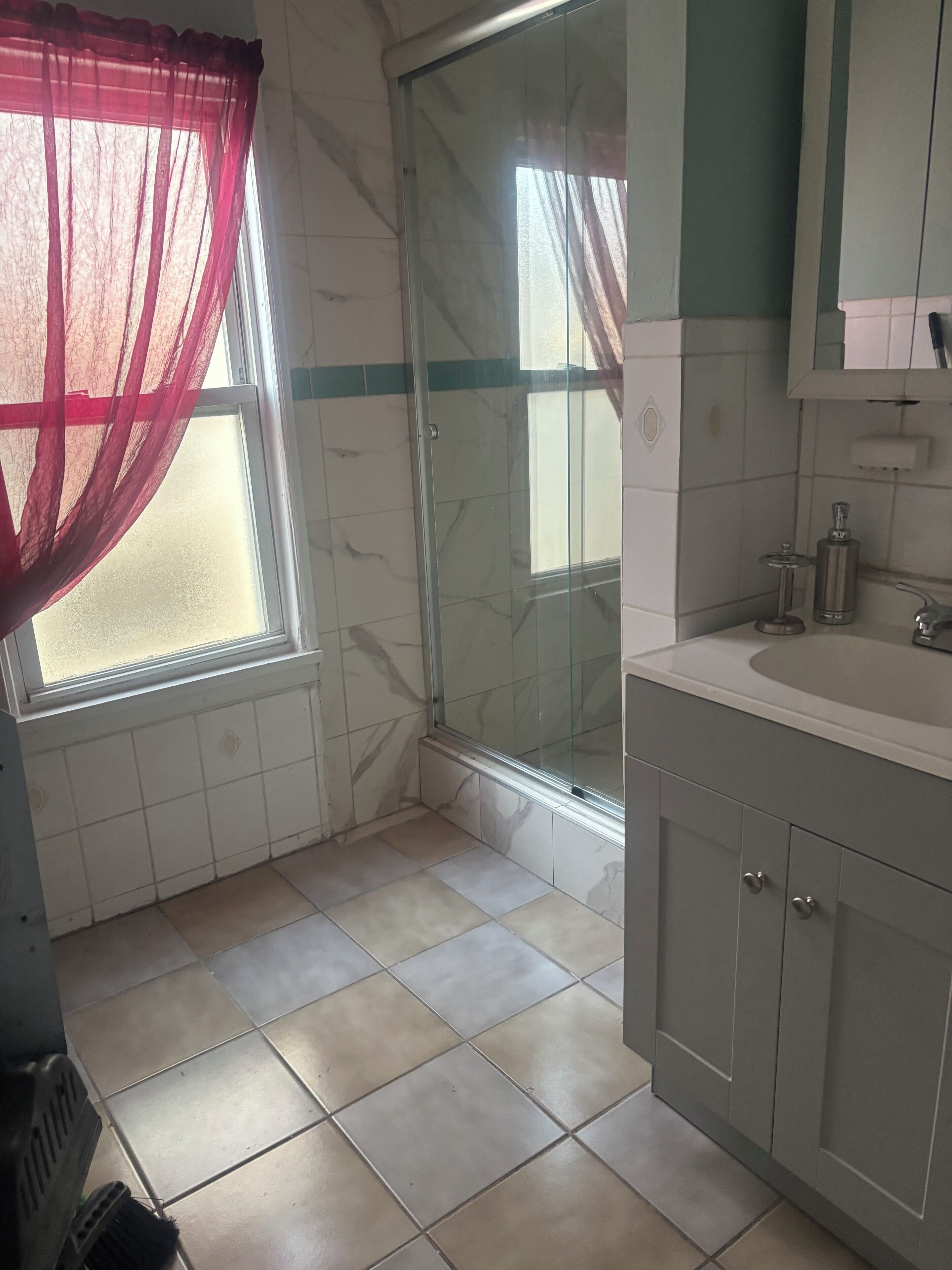 Serviettes fournies, savon, shampoing, papier toilette