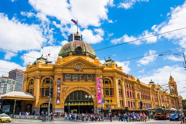 A historic train station with a prominent dome and arched windows. - Central CBD Apartment: Flinders St + Fast Wi-Fi! (Melbourne)
