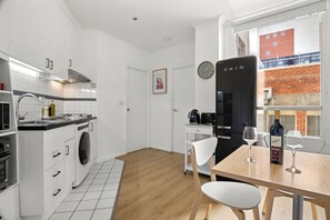 Fridge, microwave, oven, stovetop - Central CBD Apartment: Flinders St + Fast Wi-Fi! (Melbourne)