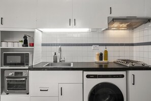 Réfrigérateur, micro-ondes, four, plaque de cuisson