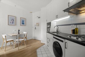 Fridge, microwave, oven, stovetop - Central CBD Apartment: Flinders St + Fast Wi-Fi! (Melbourne)