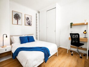 2 bedrooms, desk, iron/ironing board, WiFi - Central CBD Apartment: Flinders St + Fast Wi-Fi! (Melbourne)