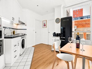 Coffee/tea maker, fridge, microwave, oven - Central CBD Apartment: Flinders St + Fast Wi-Fi! (Melbourne)