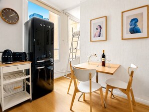 Dining - Central CBD Apartment: Flinders St + Fast Wi-Fi! (Melbourne)