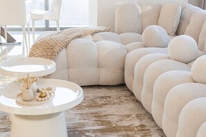 Interior - New Luxe 3 Beds Full Burj + Partial Fountain view. (Dubai)