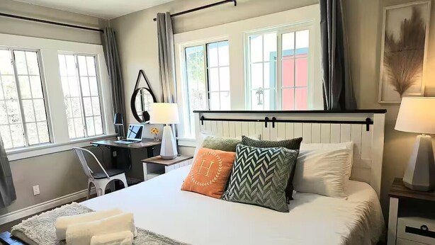 A bedroom with a large bed, a desk, and a chair. - Charming & Cozy Home Near Caltech PCC & Pasadena Convention Center King-size bed (Pasadena)