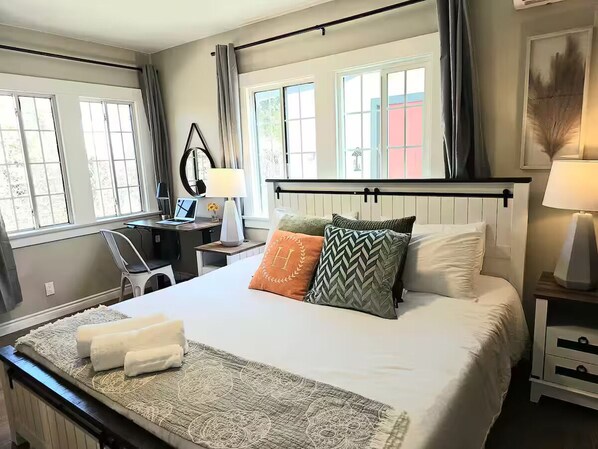 Room - Charming & Cozy Home Near Caltech PCC & Pasadena Convention Center King-size bed (Pasadena)