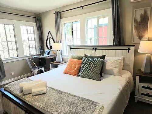 Charming & Cozy Home Near Caltech PCC & Pasadena Convention Center King-size bed
