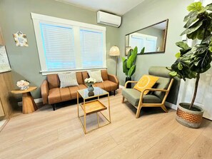 Living area - Charming & Cozy Home Near Caltech PCC & Pasadena Convention Center King-size bed (Pasadena)