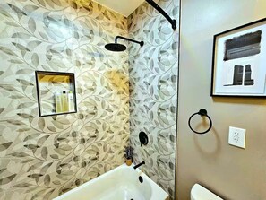 Bathroom - Charming & Cozy Home Near Caltech PCC & Pasadena Convention Center King-size bed (Pasadena)