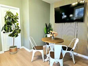 Dining - Charming & Cozy Home Near Caltech PCC & Pasadena Convention Center King-size bed (Pasadena)