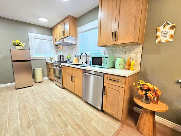 Private kitchen - Charming & Cozy Home Near Caltech PCC & Pasadena Convention Center King-size bed (Pasadena)