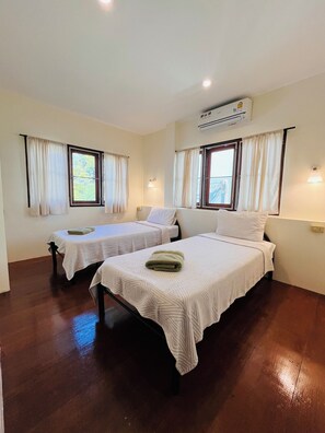 Chambre avec lits jumeaux, salle de bains commune | Accès au Wi-Fi (inclus)