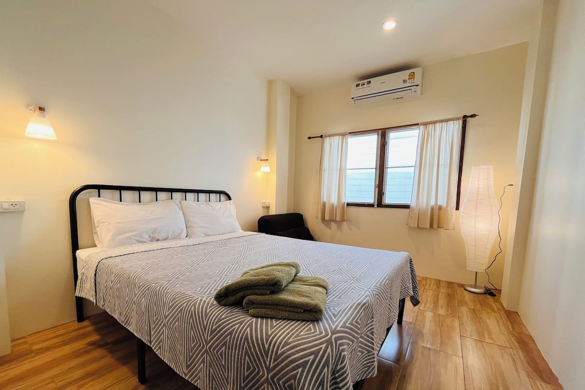 Double Room, Shared Bathroom | Free WiFi