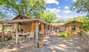 Outdoor dining - La Dolce Vita - Rustic Italian-Inspired Retreat (Abilene)