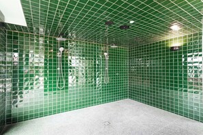 Hair dryer, towels, soap, shampoo - The Queensbridge Boutique Designer Suite. Heated Pool, Gym, Sauna, Steam (Melbourne)
